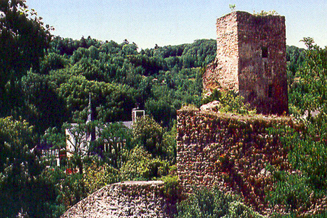 Burg und Burgmauer vor der Restaurierung